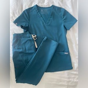 FIGS Scrub Set